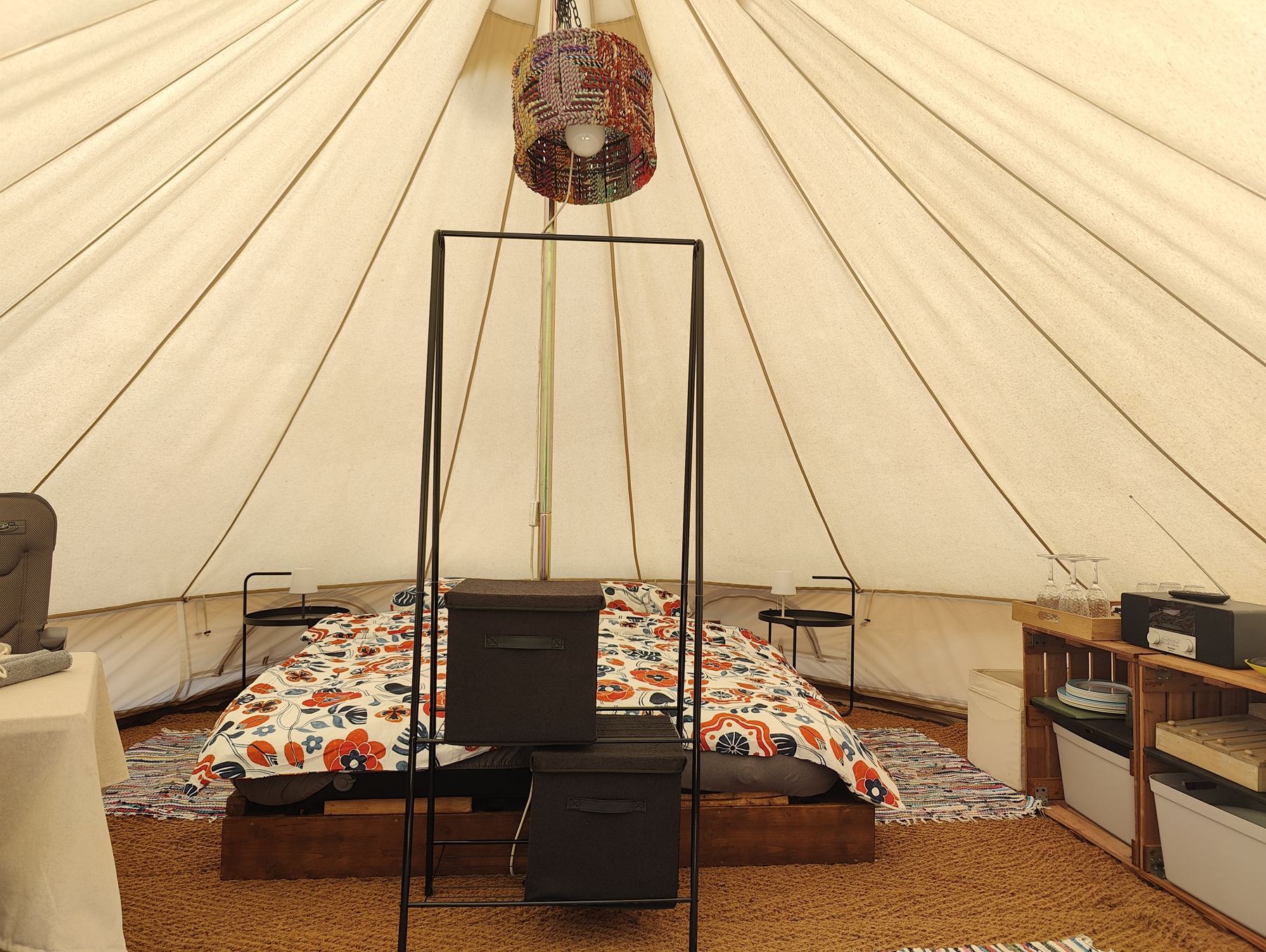 Het warme interieur met tweepersoonsbed