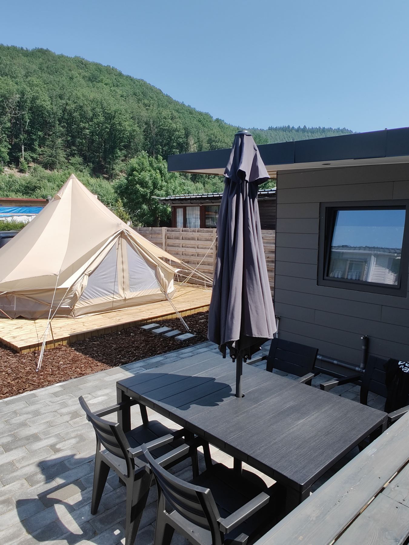 Terras met uitzicht op tent en heuvels
